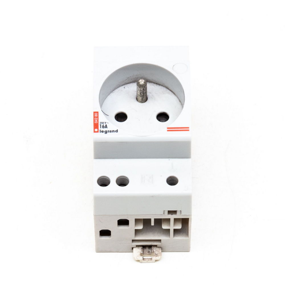 Socket (Outlet): 250V